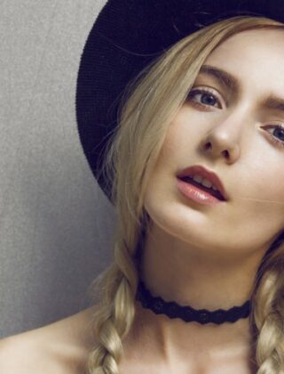 Choker: sì, no, forse. A chi sta bene il girocollo anni '90 trend dell'estate
