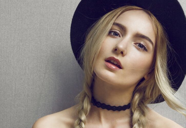 Choker: sì, no, forse. A chi sta bene il girocollo anni '90 trend dell'estate