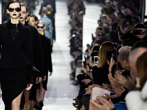 Christian Dior AI 2016-2017: dark lady tra fiori e pellicce