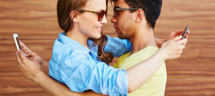 Cinque regole per flirtare via sms