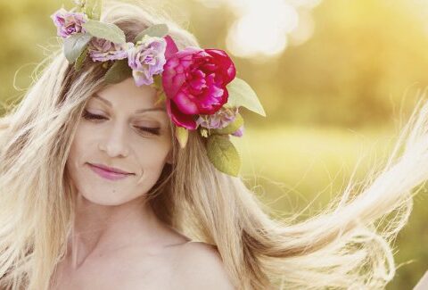 Colorare i capelli prima delle vacanze: schiarire o scurire?