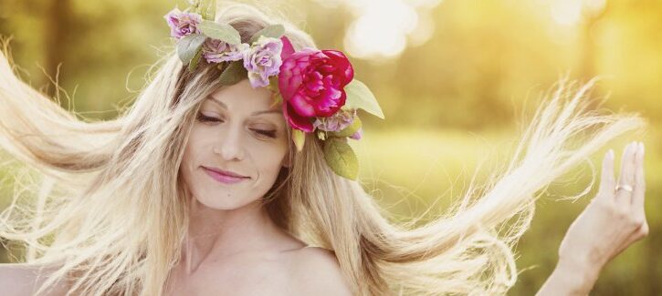 Colorare i capelli prima delle vacanze: schiarire o scurire?