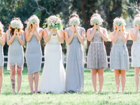 Tendenze colori vestito damigella: ecco le novità e il galateo sia per le adulte che per le bambine