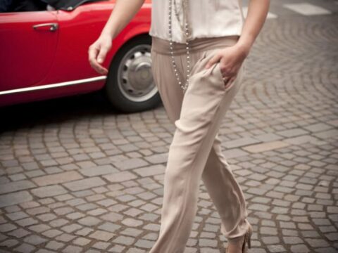 Come abbinare i pantaloni beige