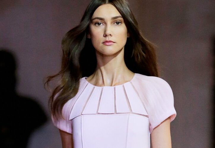 Come abbinare il lilla, di giorno e di sera: consigli e look