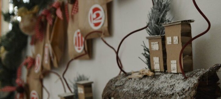 Come costruire casette di cartone per il presepe da appendere