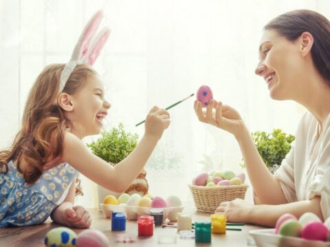 Come creare uova di Pasqua di polistirolo con il decoupage