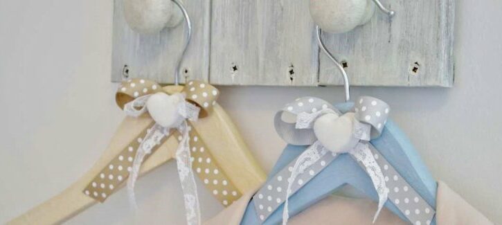 Come decorare delle grucce in legno