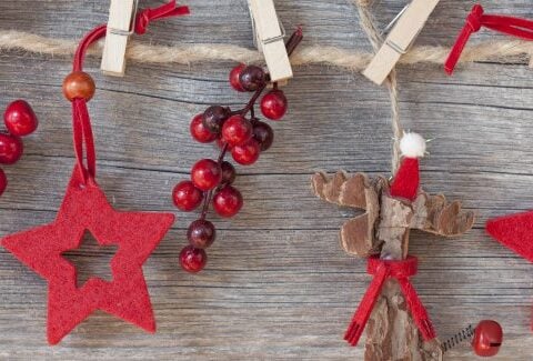 Come decorare la casa per Natale sui toni del rosso