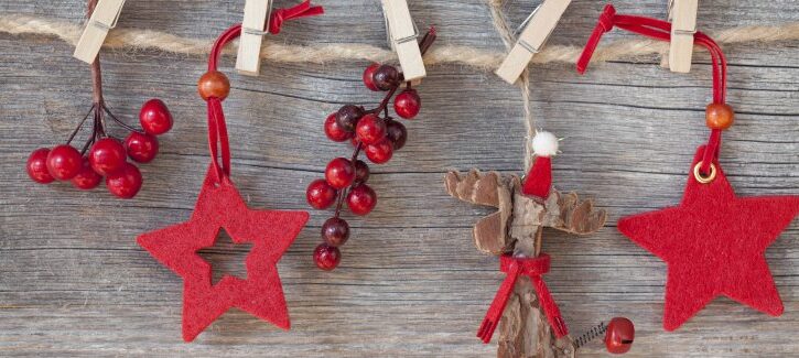 Come decorare la casa per Natale sui toni del rosso