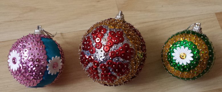 Come decorare palline di Natale in polistirolo - Donna Moderna