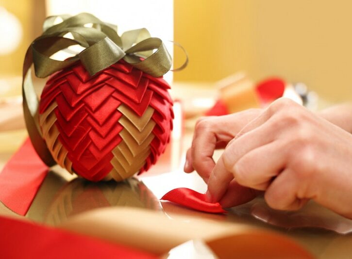 Come decorare le sfere di Natale in polistirolo