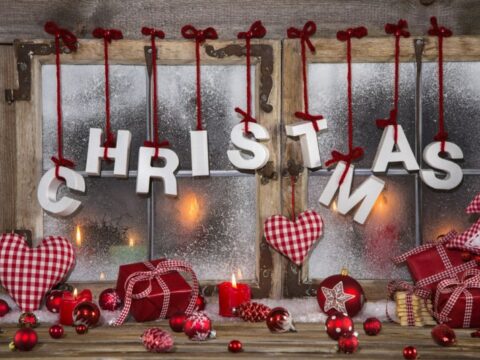 Come decorare una finestra per Natale