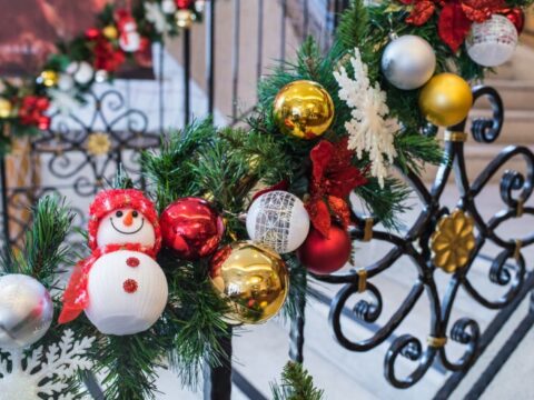 Come decorare una ringhiera per Natale