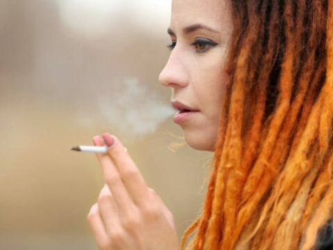 Come eliminare l'odore di fumo dai capelli