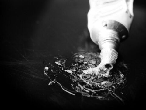 Come eliminare le macchie di colla e adesivi sui tessuti