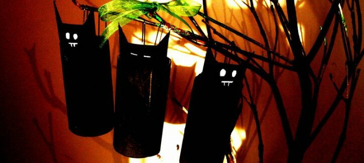 Come fare dei pipistrelli per Halloween riciclando dei rotoli di carta igienica