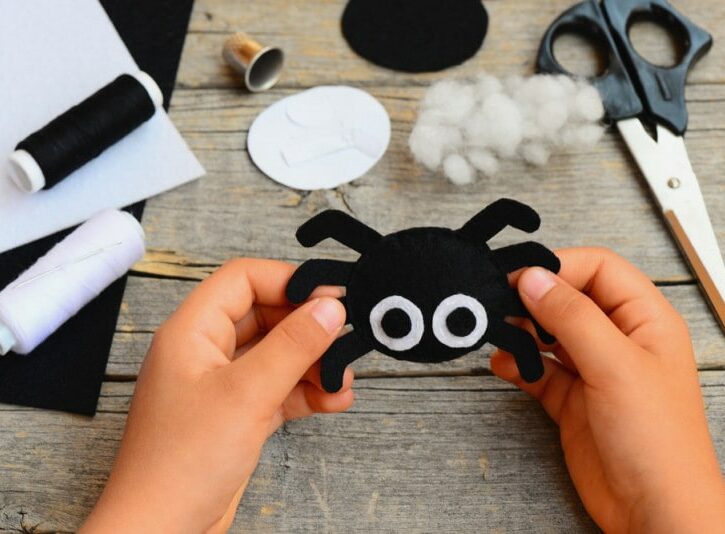 Come fare dei ragni di carta decorativi per Halloween