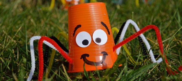 Come fare dei ragni per Halloween riciclando i bicchieri di plastica