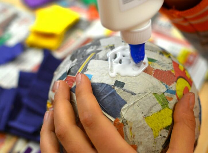 Come fare delle palline di Natale in cartapesta