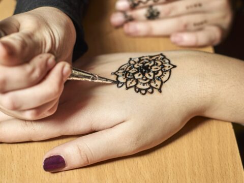 Come fare i tatuaggi all'hennè