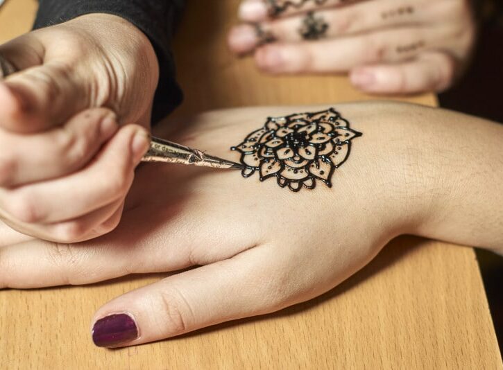 Come fare i tatuaggi all'hennè