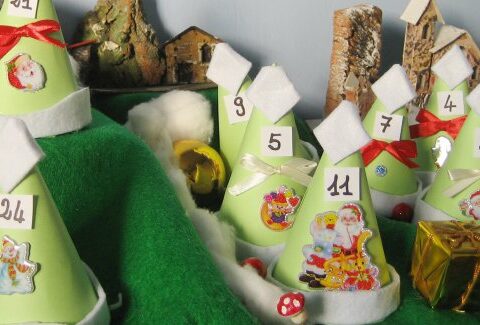 Come fare il calendario dell'avvento con mini alberi di Natale in cartoncino