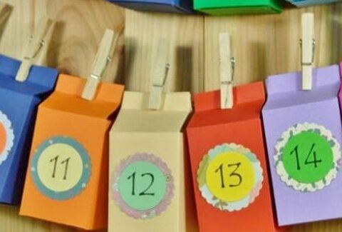 Come fare il calendario dell'avvento con il cartoncino colorato