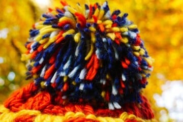 Come fare il cappello di lana con il pon pon - Donna Moderna