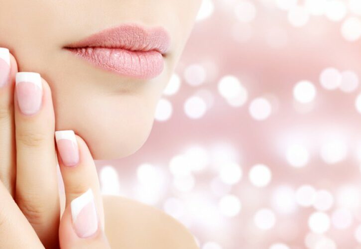 Come fare il refill per le unghie gel da sole o dall'estetista, passaggi e prezzi