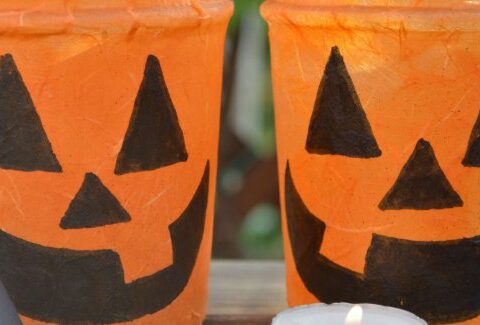 Come fare le lanterne di Halloween con i barattoli di vetro