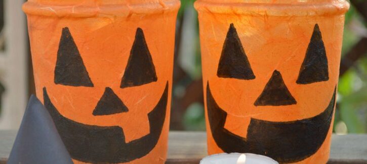 Come fare le lanterne di Halloween con i barattoli di vetro