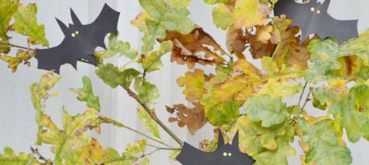 Come fare pipistrelli in cartoncino per decorare l'albero di Halloween