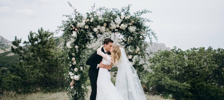 Come fare un arco nuziale per il matrimonio