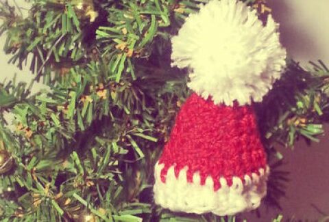 Come fare un cappellino di Natale all'uncinetto