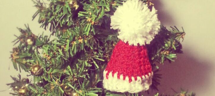Come fare un cappellino di Natale all'uncinetto