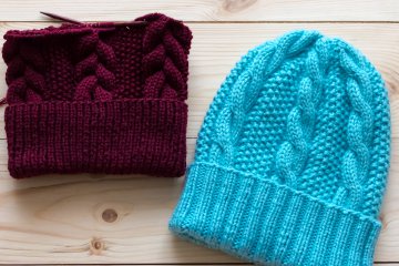 Berretto con pom pom  Cappelli aderenti di lana, Berretto di lana a  maglia, Modelli di cappello a maglia