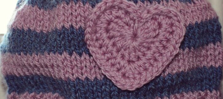 Il cappello fatto a maglia con il cuore per San Valentino