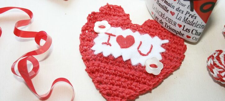 Come fare un cuore all'uncinetto con scritto 