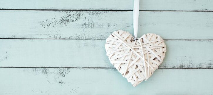 Come fare un cuore di vimini decorato all'uncinetto per la Festa della mamma