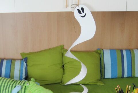 Come fare un fantasma di carta per Halloween