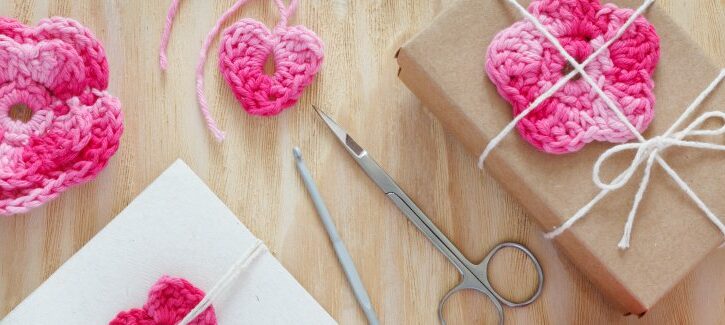 Come fare un pacchetto regalo all'uncinetto