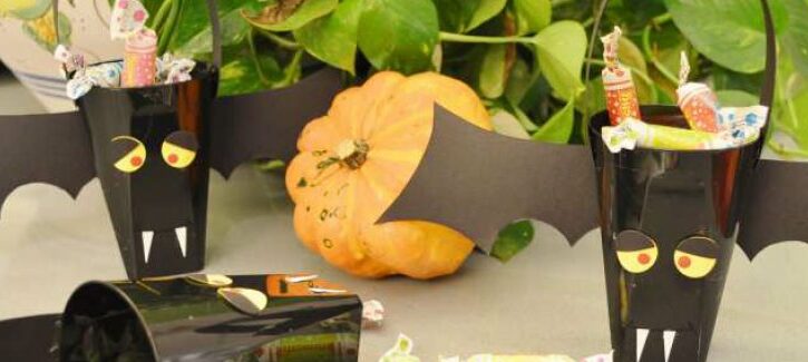 Come fare un secchiello per i pop corn a forma di pipistrello per Halloween