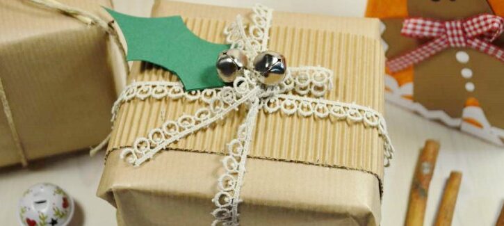 Come decorare pacchetti regalo con l'agrifoglio