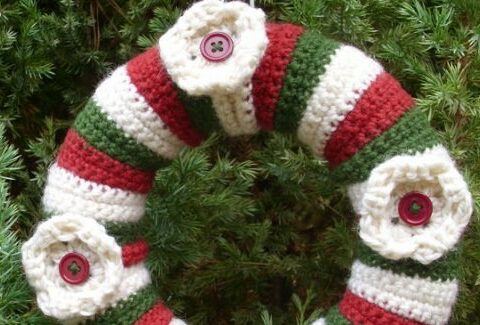 Come fare una ghirlanda di Natale di lana bianca, rossa e verde