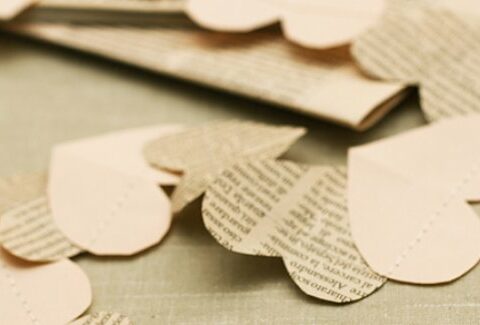 Come fare una ghirlanda di cuoricini con carta di giornale per San Valentino