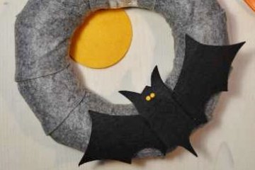Come fare una ghirlanda per la porta con i pipistrelli per Halloween