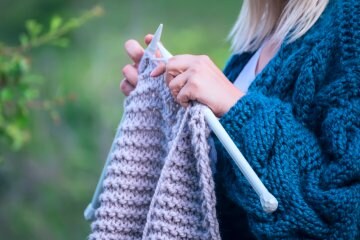 Come fare una mantellina a maglia con ferri circolari: schema e tutorial