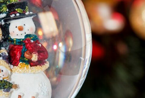 Come fare una palla di vetro con neve di Natale: realizza il tuo Snowglobe