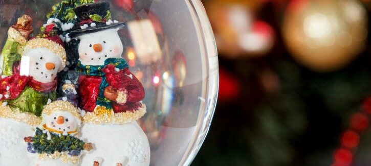 Come fare una palla di vetro con neve di Natale: realizza il tuo Snowglobe